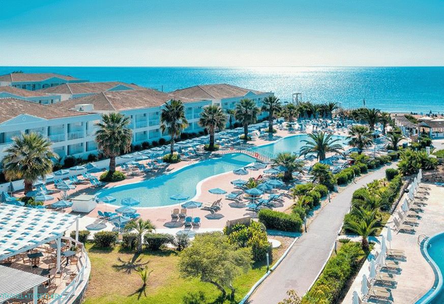 12 grških hotelov z impresivnimi panoramskimi bazeni