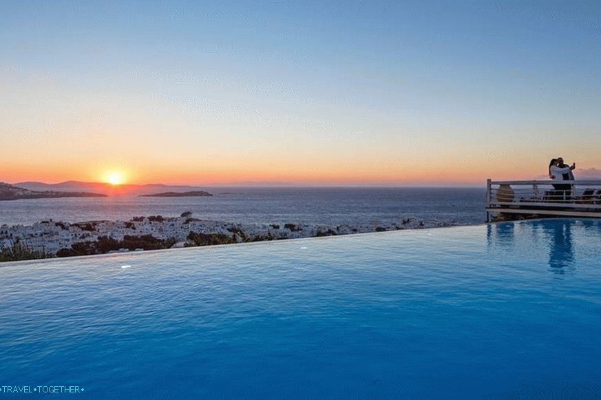 12 grških hotelov z impresivnimi panoramskimi bazeni