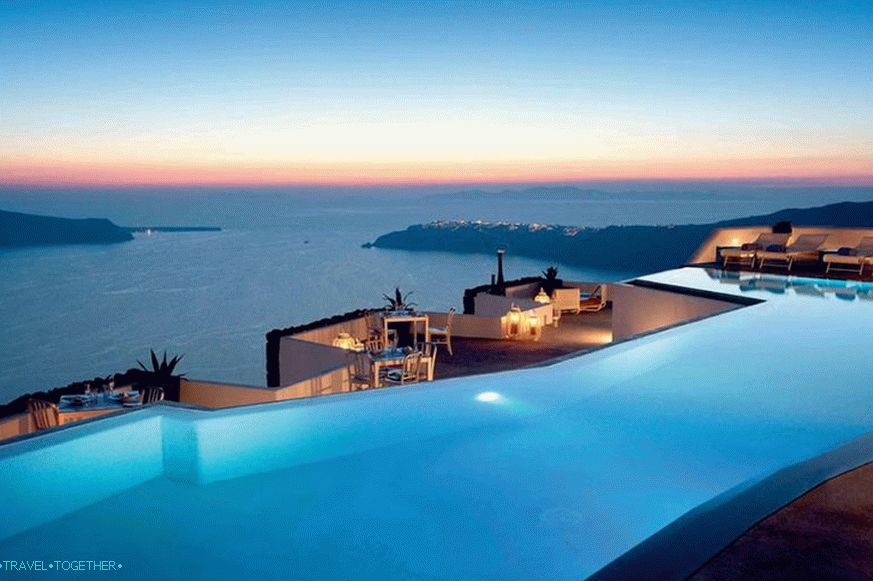 12 grških hotelov z impresivnimi panoramskimi bazeni