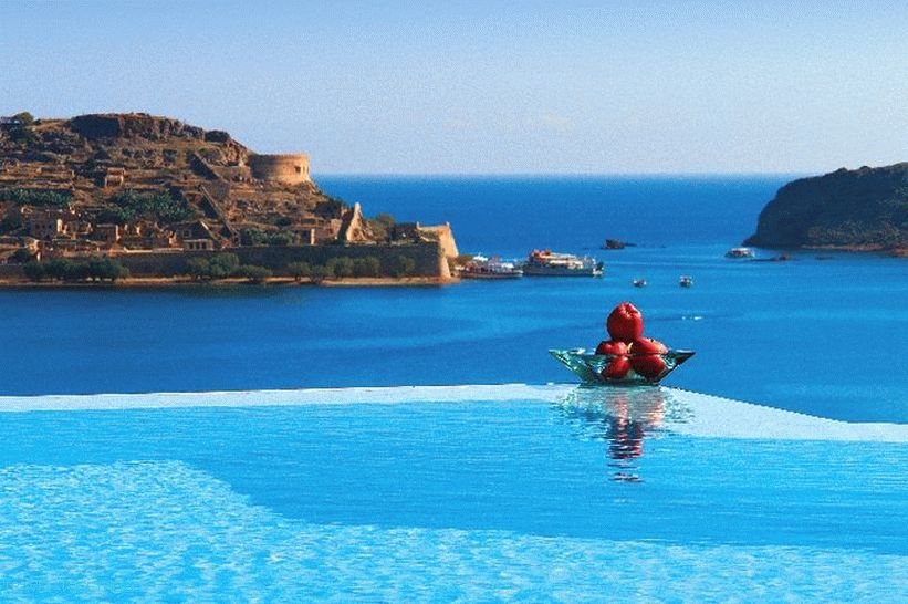 12 grških hotelov z impresivnimi panoramskimi bazeni