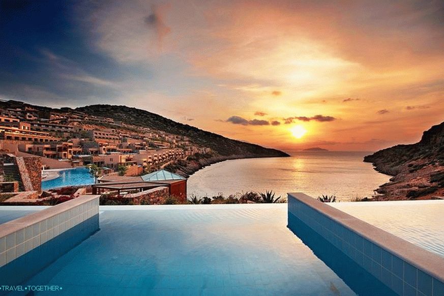 12 grških hotelov z impresivnimi panoramskimi bazeni