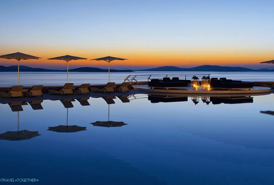 12 grških hotelov z impresivnimi panoramskimi bazeni