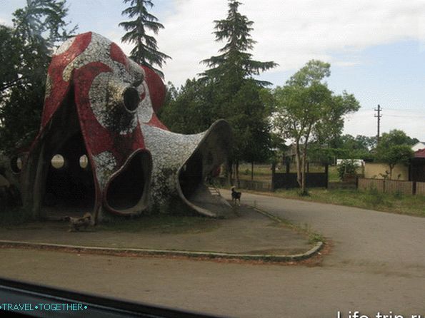 Abhazija. Avtobusna postaja. Ustanovitev Zuraba Tseretelija.