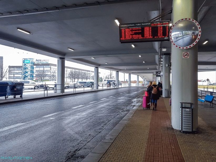 Na elektronski tabli avtobusne postaje