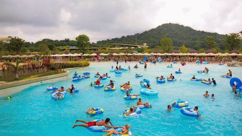 Velik bazen z dvojnim valom v vodnem parku Ramayana Pattaya