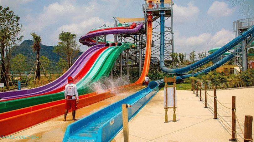 Ekstremni tobogani Aqualoop in prosto padanje v vodnem parku Ramayana Pattaya