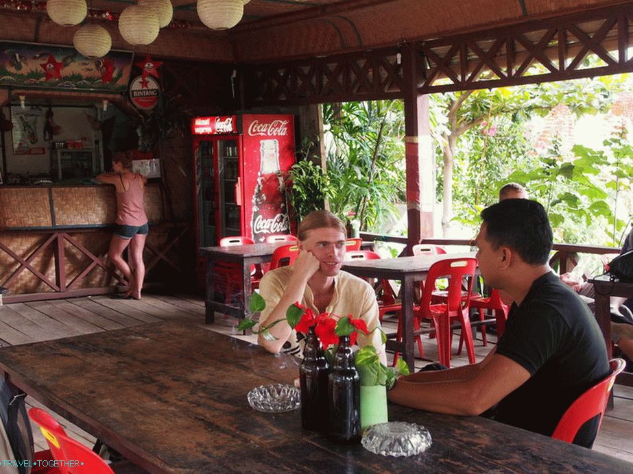 Pogajam se z lokalnim vodnikom o trekingih v Bukit Lavangu