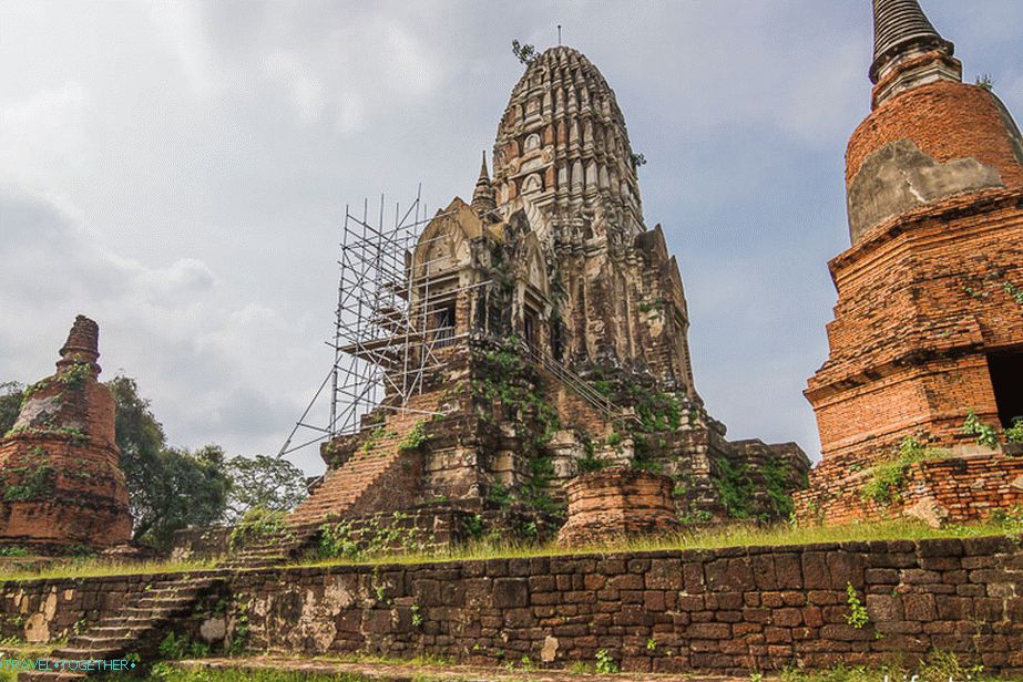 Wat Ratchaburana v gozdu