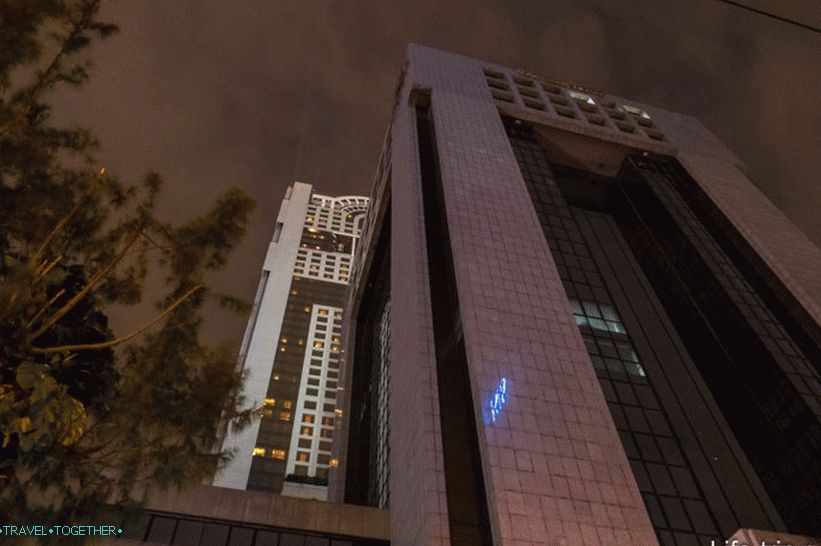 Zgradba Banyan Tree Bangkok se ne zdi visoka od spodaj.