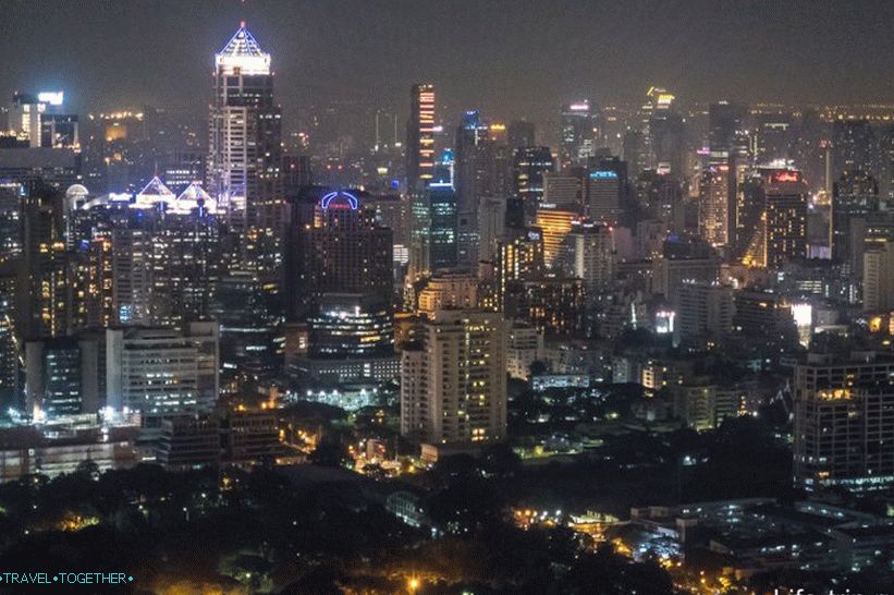 Nočni pogledi na Bangkok iz opazovalnega krova