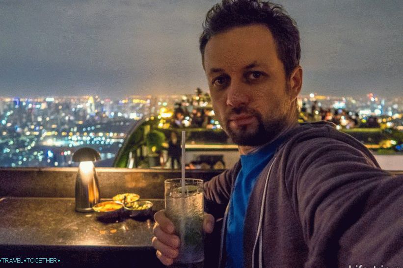 Naročil sem mojito in užival v pogledu na Bangkok