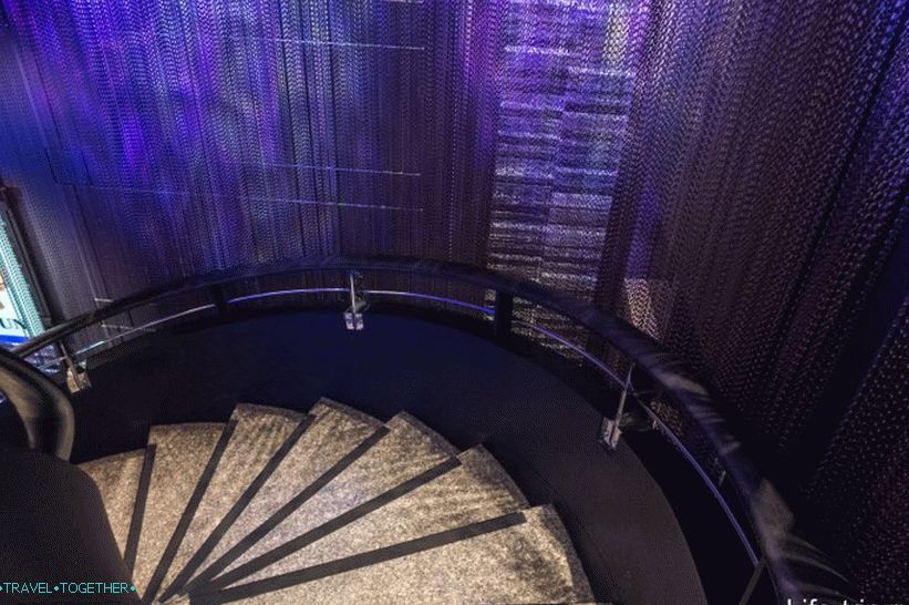 Po spiralnem stopnišču dvigala na vrh