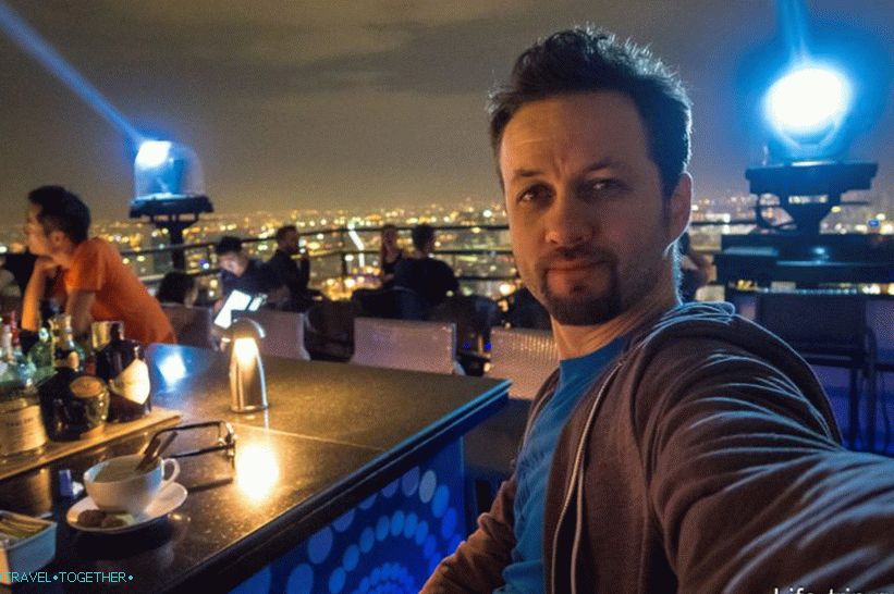 Za začetek sem naročil kapučino in sedel na baru