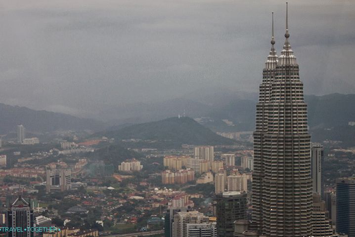 Stolpi Petronas - pogled iz stolpa Menara