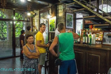 Znotraj stolpa Akhun, degustacija in prodaja vina