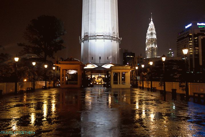 Noga v stolpu Menara