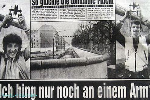 Dva brata, ki sta se premaknila po berlinskem zidu na vrvi