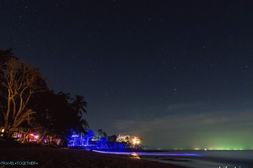 Osamljena plaža ponoči