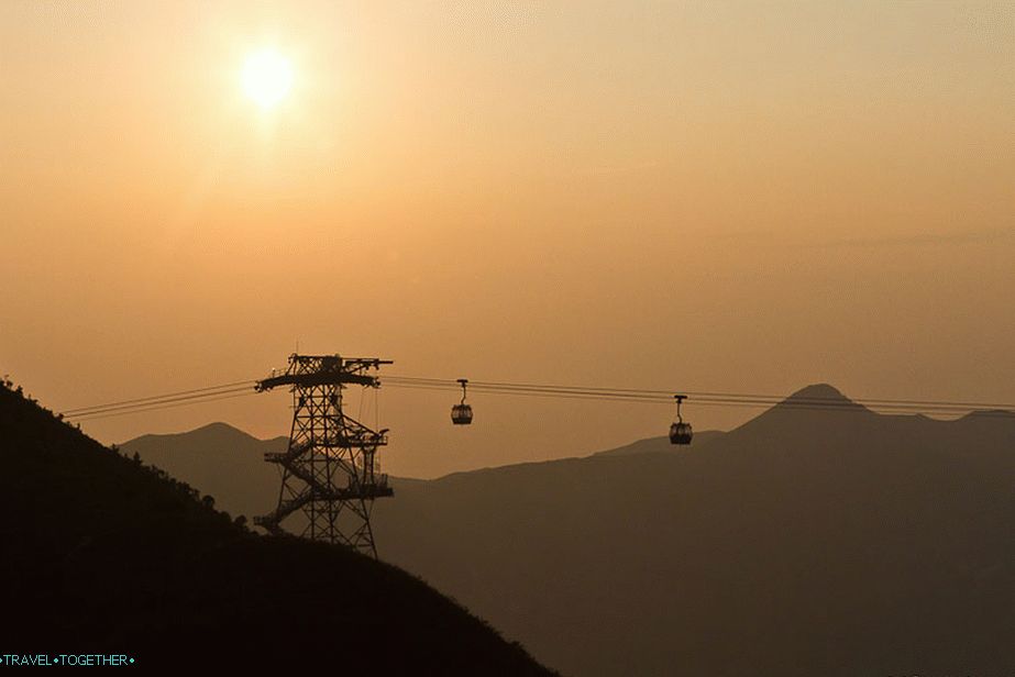 Ngong Ping žičnica na sončnem zahodu