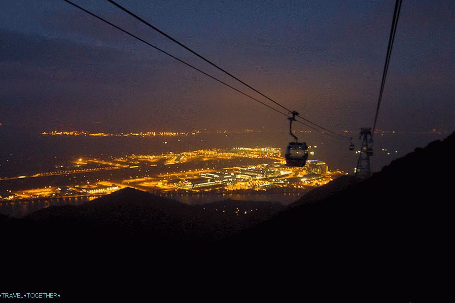 Spust do postaje Tung Chung je že temen.