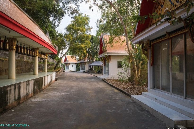 Paviljoni s kipi ob prehodu okoli templja