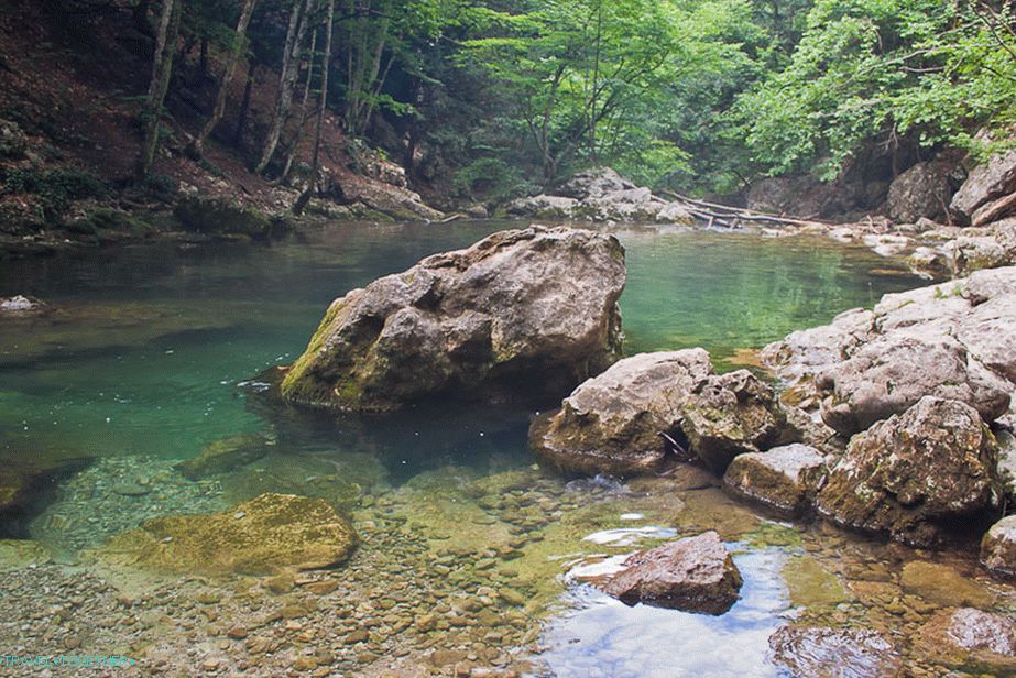 Modra in čista voda