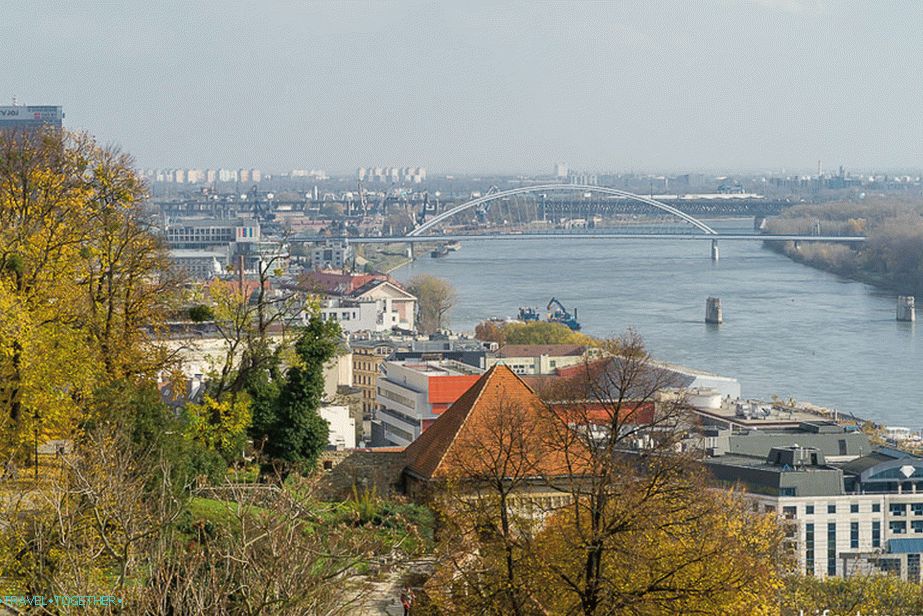 Široka Donava teče skozi celo mesto