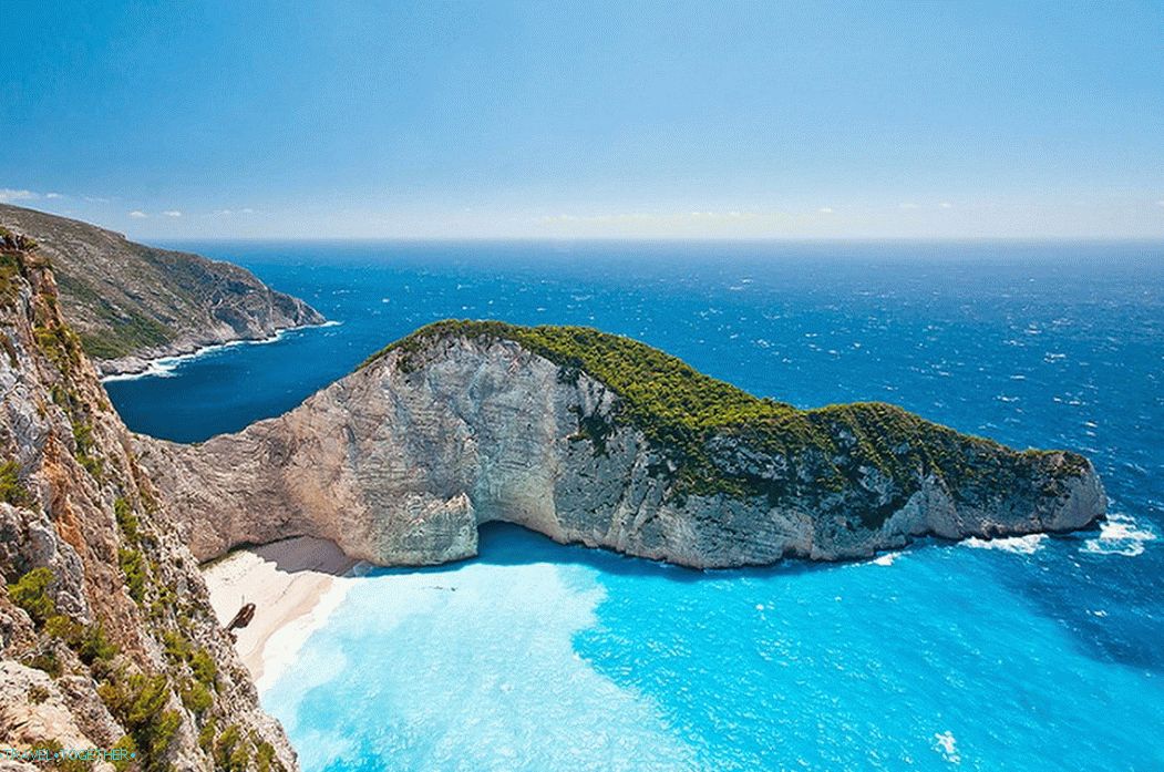 Zaliv Navagio: zgodba o najbolj prepoznavni plaži v Grčiji