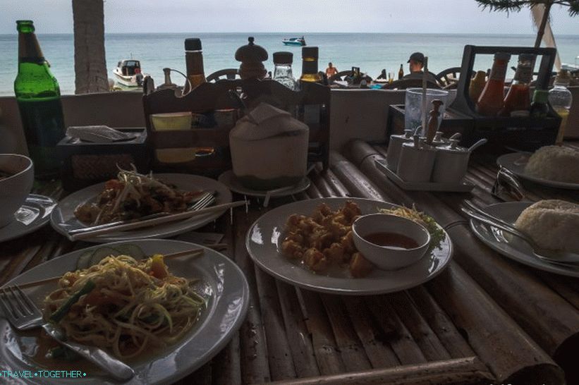 Morje, tajska hrana in moje kosilo na plaži