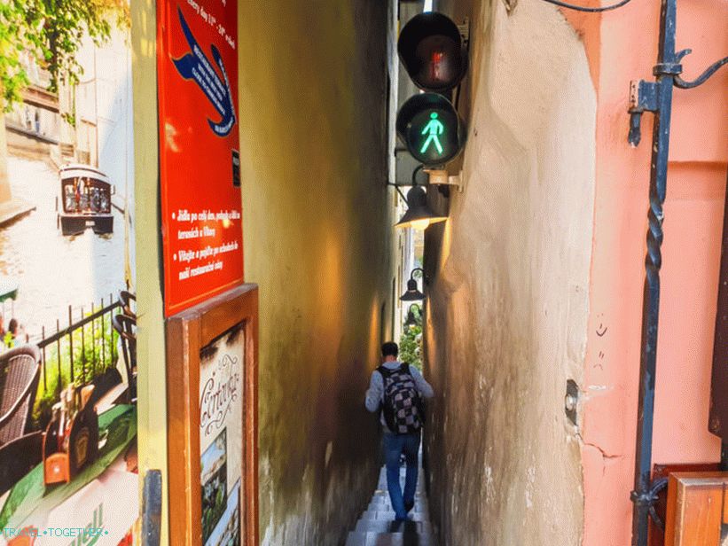 Najožja ulica v Pragi s semaforjem - Vinarna Chertovka