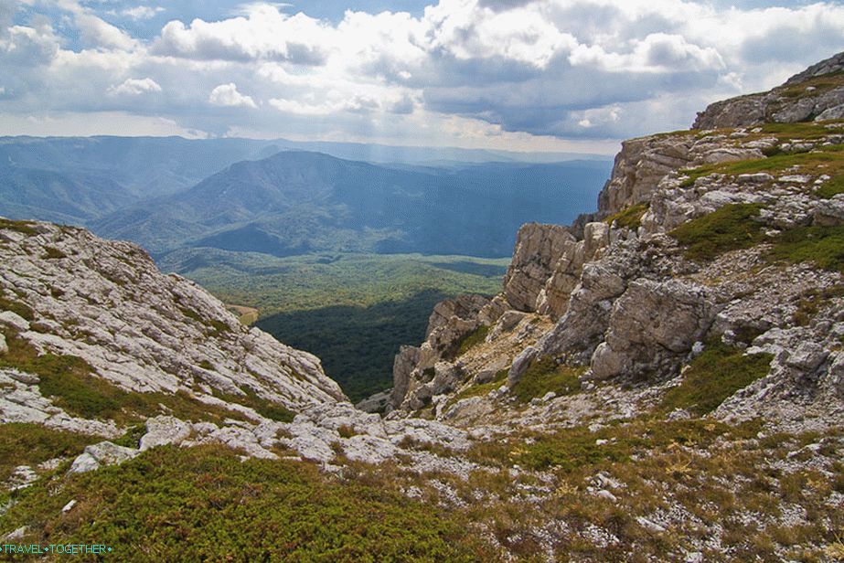 Prosojne stene padejo, celo prestrašene, da se približajo