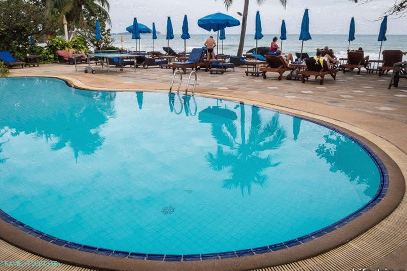 Bazen v bližini restavracije in tik ob plaži