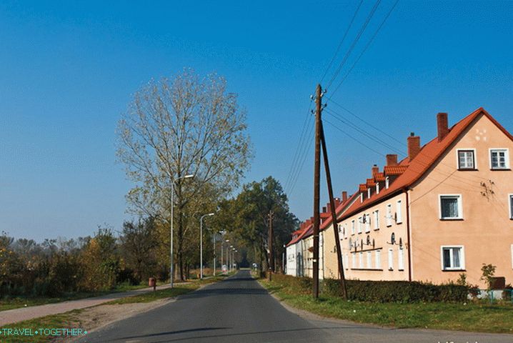 Češka republika in hiše s strešno streho