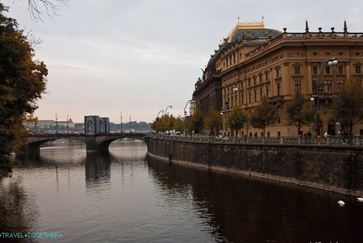 Obrežje reke Vltave, središče Prage