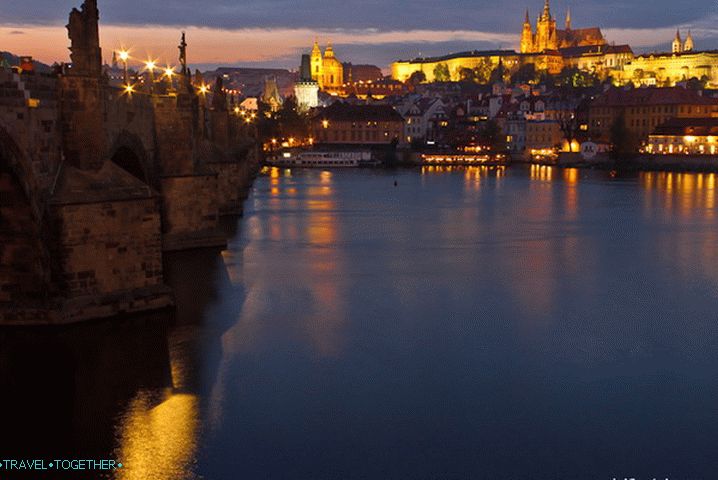 Središče Prage, čarobni praški grad zvečer