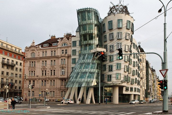 Nenavadna stavba v središču Prage