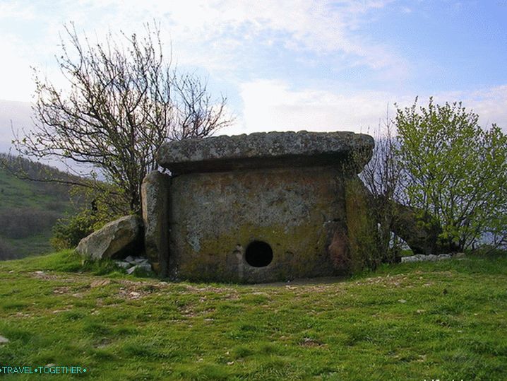 Dolmen Sunny. Mount Neskis.