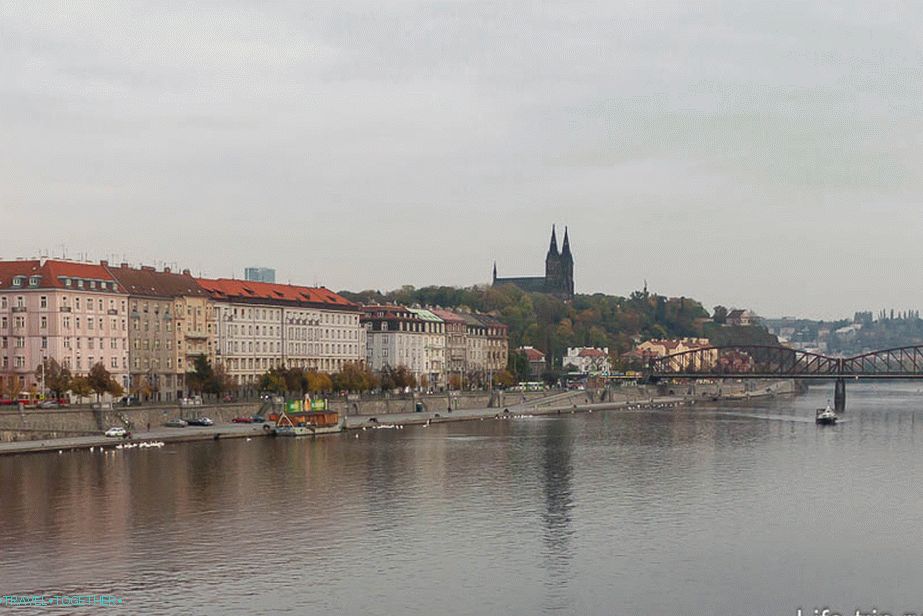 Vysehrad je mogoče videti v daljavi