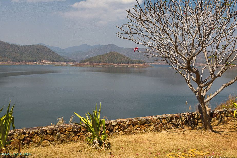 Jezero Mae Kuang in napis Love