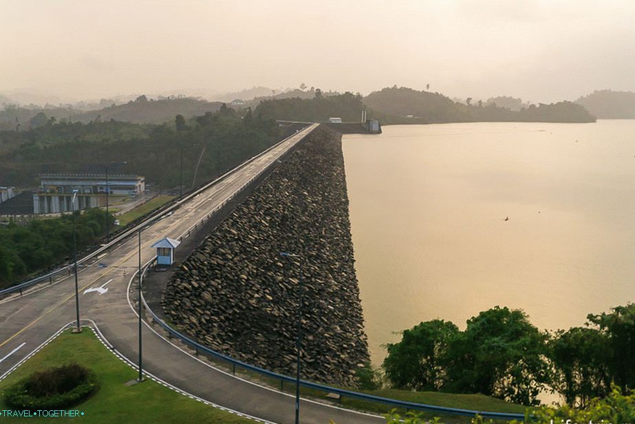 Tukaj je nasip Ratchaprapha Dam