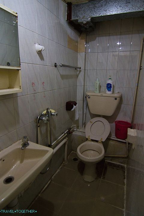 Ampak straniščna soba je tukaj veliko večja.