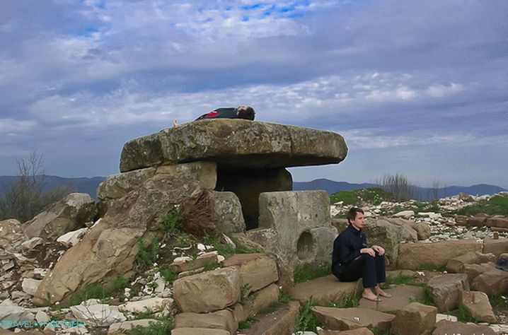 Dolmen Lunny na gori Nexis.