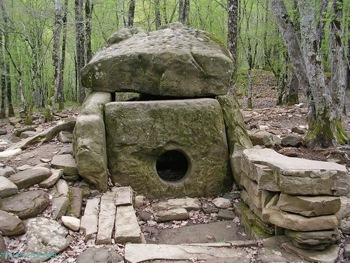 Village Renaissance. Dolmen Moč duha.