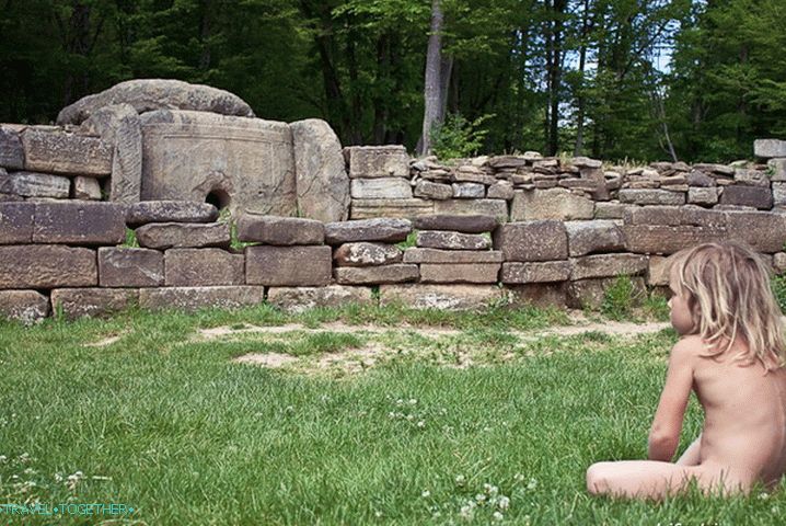 Otrok gozdov in ekumenski Dolmen.