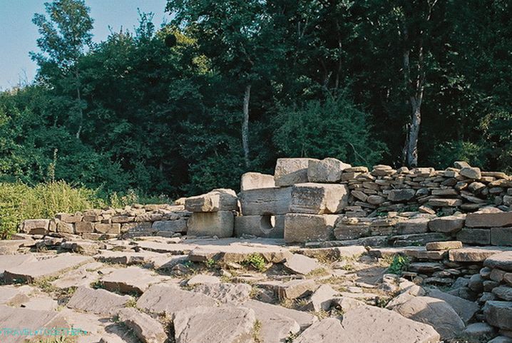 Obnovitev vasi. Dolmen Skrite značilnosti.