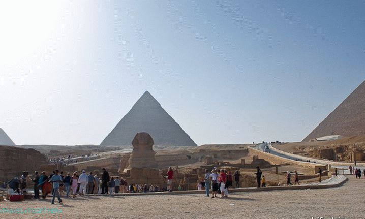 Starodavne piramide v Egiptu in velika sfinga.