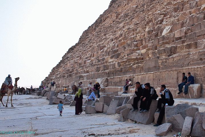Ob vznožju piramide Khafre.