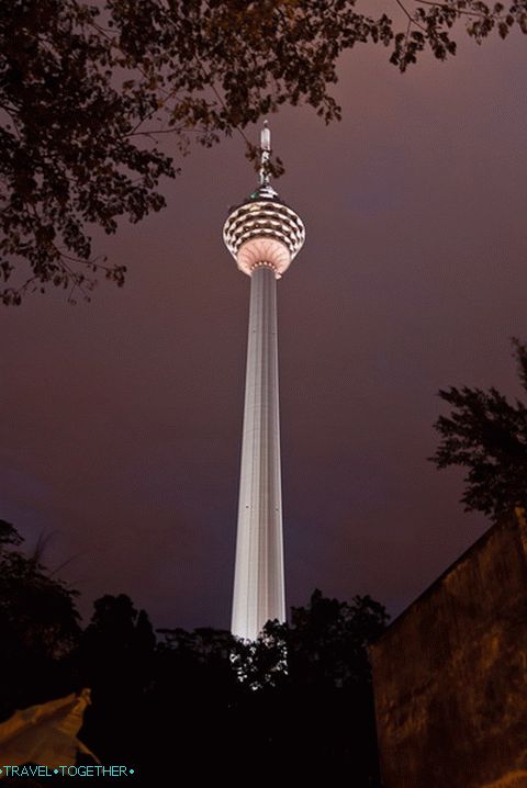 Tower Menara zvečer z osvetlitvijo