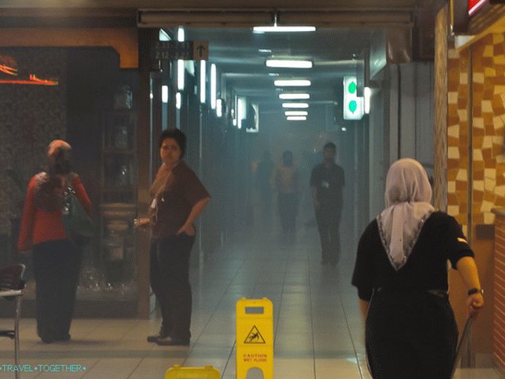 Požar v nakupovalnem centru, vsi ga ignorirajo