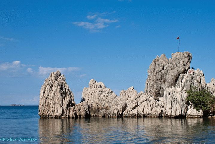 Poleg trdnjave in mesta Olympus.